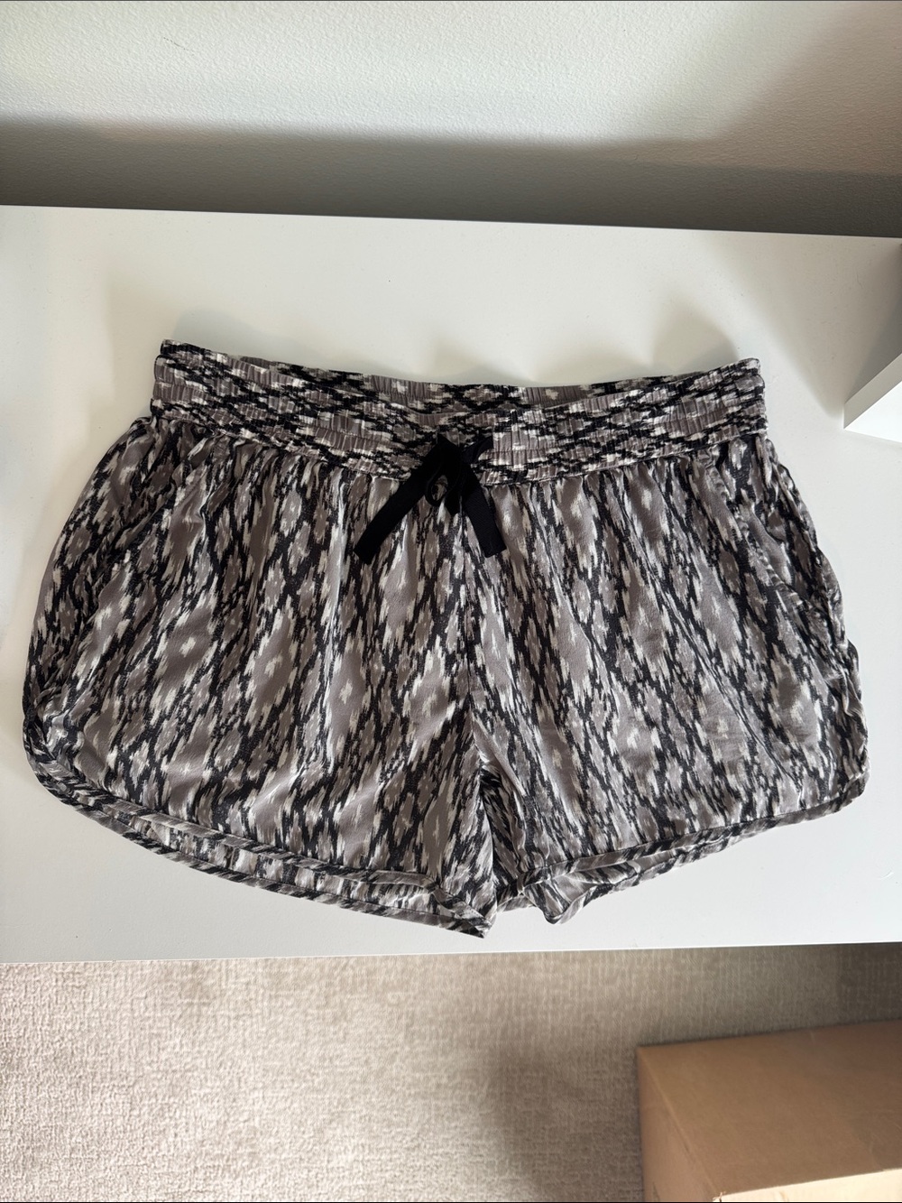 Joie 100% Silk Black & Gray ikat Elastic Waist shorts Small Neiman Marcus
